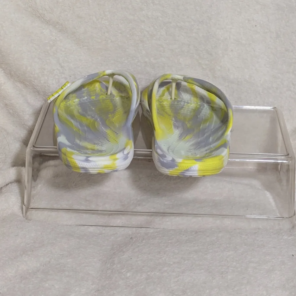 Unisex Iconic Comfort Crocs Marbled Flip Flops - Men's 4/Women's 6,‎ Runs Large